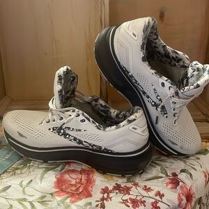 EUC Women’s Brooks Ghost 15 size 8.5 shoes
